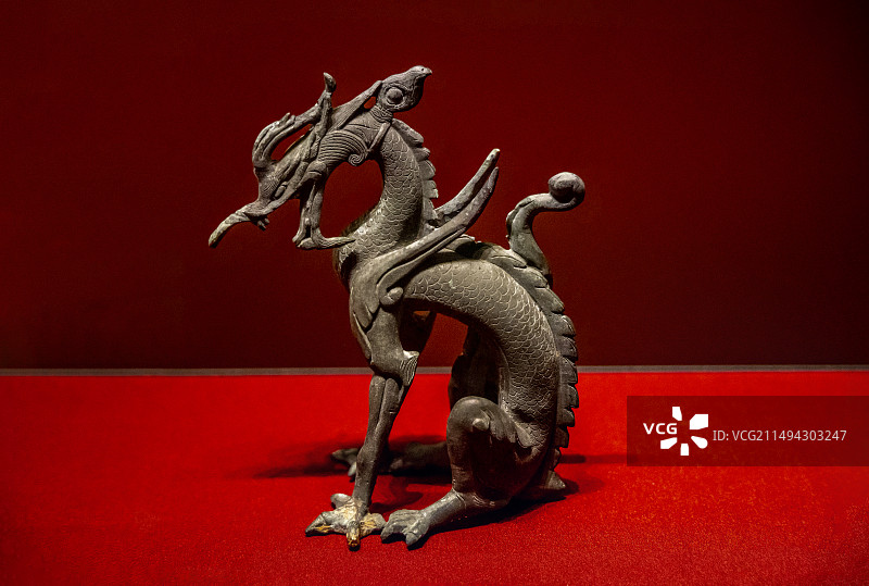 首都博物馆“北京通史陈列”展：铜坐龙【唐，丰台区王佐镇史思明墓出土。可能为佑护墓葬阴宅的伏龙】图片素材