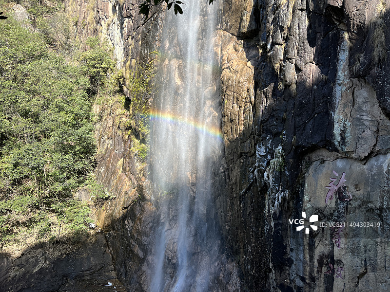 天台县龙川峡瀑布彩虹图片素材