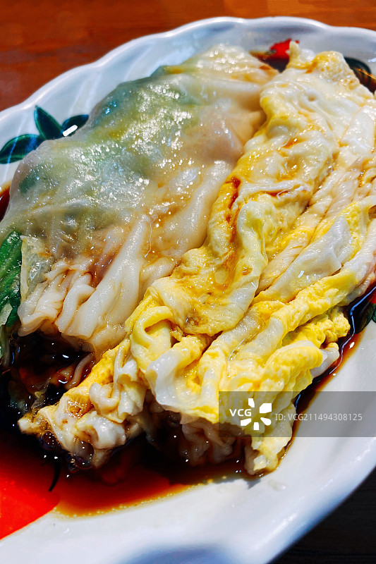 一盘广东地方小吃鸡蛋肠粉图片素材