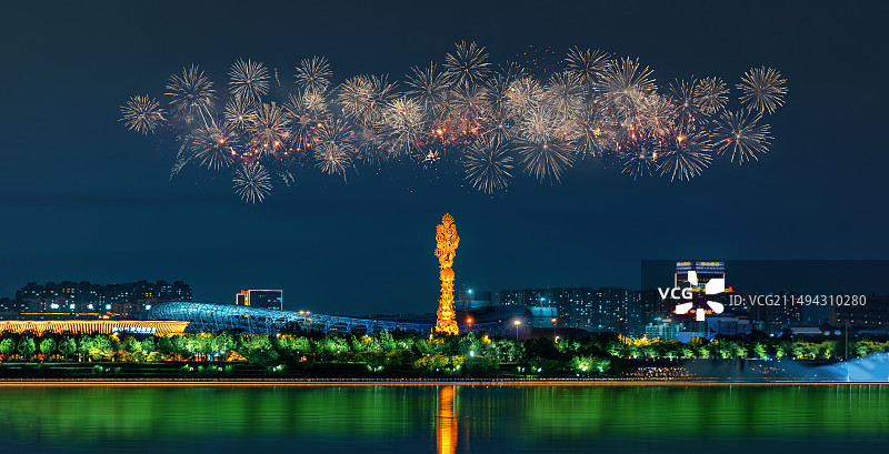 唐山南湖丹凤朝阳夜景烟花图片素材