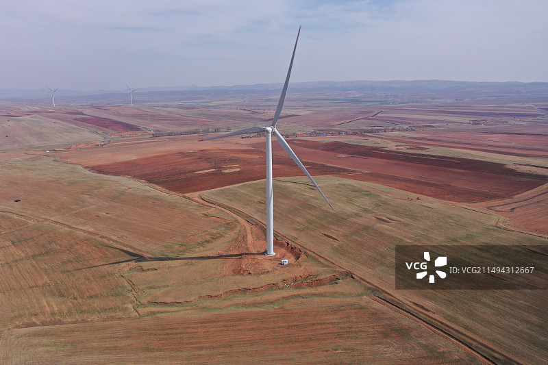 航拍内蒙古呼和浩特武川县农业耕地大风车风力发电图片素材
