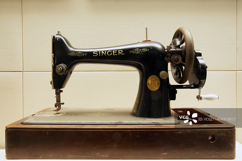 天津博物馆1851年美国人胜家设计和制造出锁式线迹缝纫机图片素材