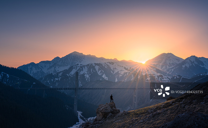 航拍新疆果子沟大桥日落图片素材