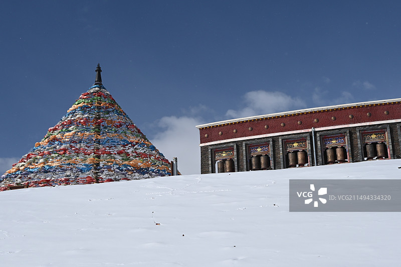 雪地中的大经幡与建筑图片素材
