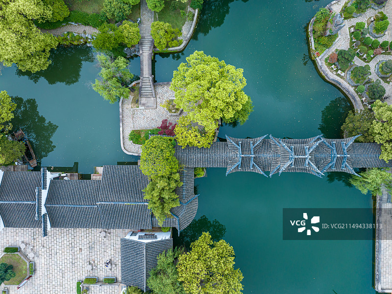 烟雨江南古典园林苏州吴江静思园春天风景航拍图片素材
