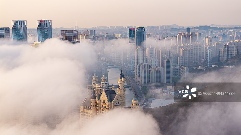 平流雾下的大连市星海一方城堡美景图片素材