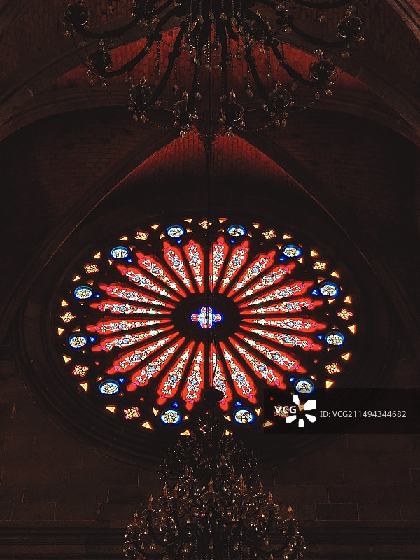 教堂天花板的低角度视图图片素材