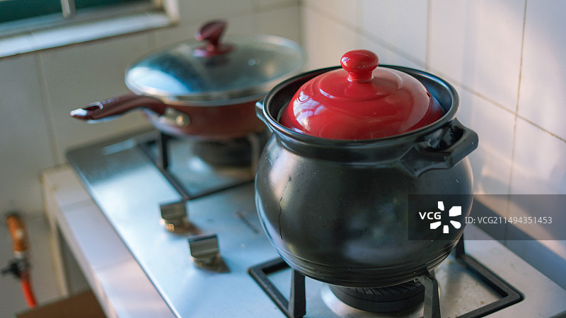 厨房炉子上汤锅的特写镜头图片素材