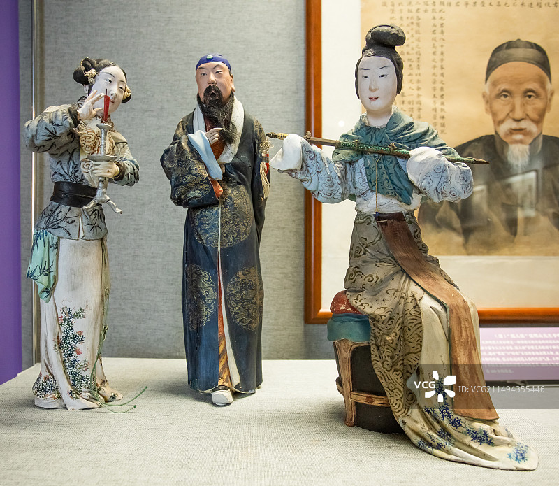 天津博物馆清代1858年张明山作孙夫人试剑彩塑图片素材