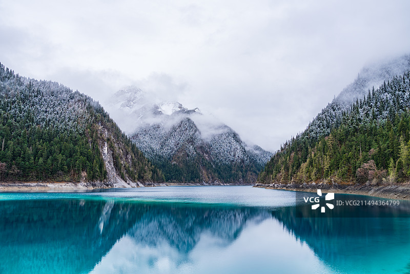四川九寨沟风景区长海高原雪山湖泊图片素材