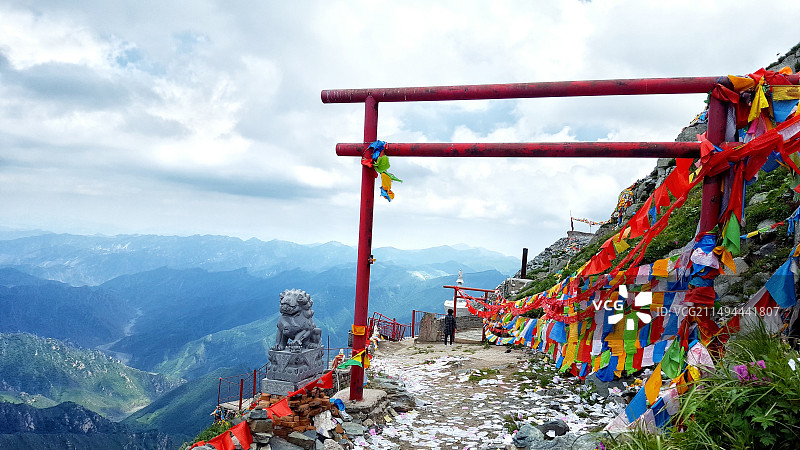 五台山上的经幡道路图片素材