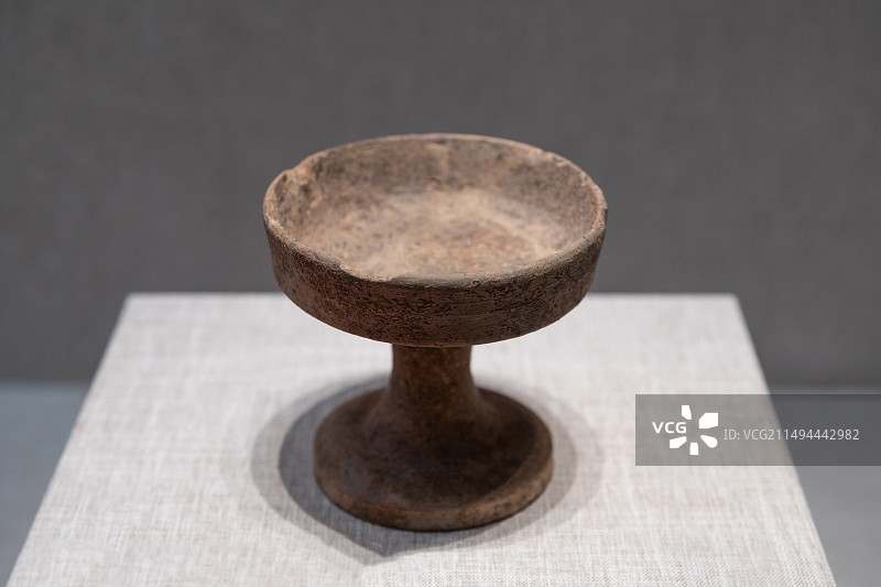 浙江省嘉兴海宁博物馆中国历代灯具展汉豆形陶灯 金山区博物馆藏图片素材