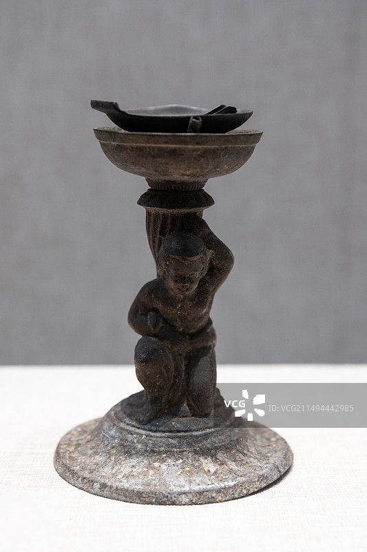 浙江省嘉兴海宁博物馆中国历代灯具展清人形铜灯 金山区博物馆图片素材