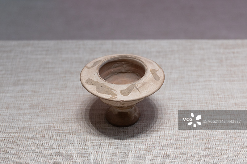 浙江省嘉兴海宁博物馆中国历代灯具展唐黄釉陶高脚灯 金山区博物馆藏图片素材