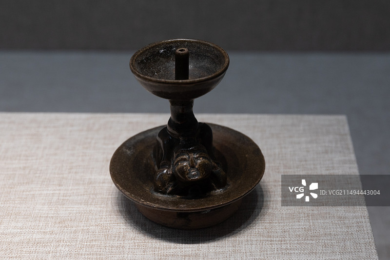 浙江省嘉兴海宁博物馆中国历代灯具展民国酱釉人形瓷灯 金山区博物馆藏图片素材