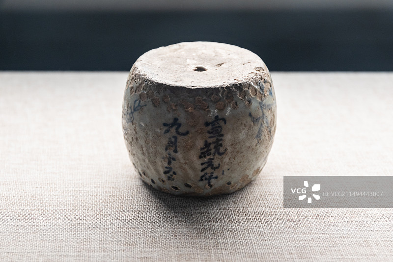 浙江省嘉兴海宁博物馆中国历代灯具展清鼓形瓷烛台 金山区博物馆图片素材