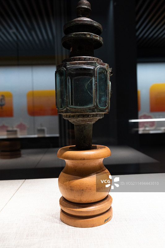 浙江省嘉兴海宁博物馆中国历代灯具展清木圆座铁灯 金山区博物馆藏图片素材