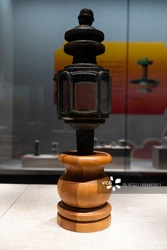 浙江省嘉兴海宁博物馆中国历代灯具展清木圆座铁灯 金山区博物馆藏图片素材