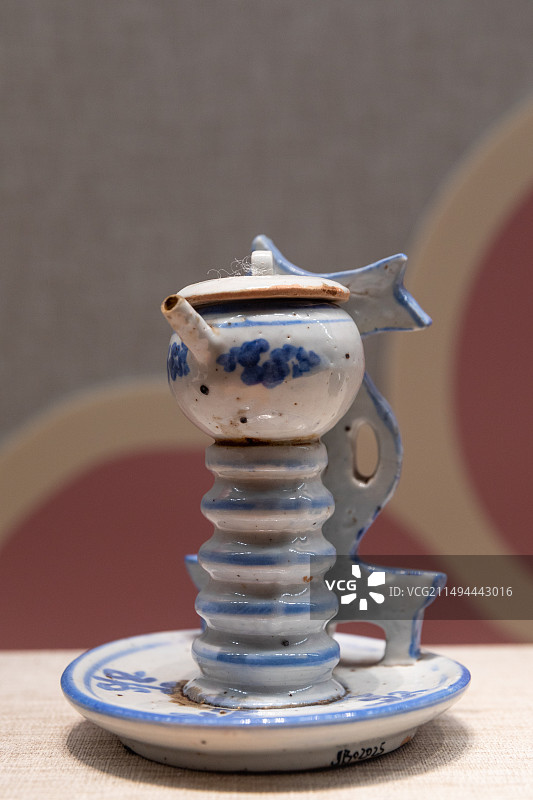 浙江省嘉兴海宁博物馆中国历代灯具展清青花瓷灯 金山区博物馆 藏图片素材