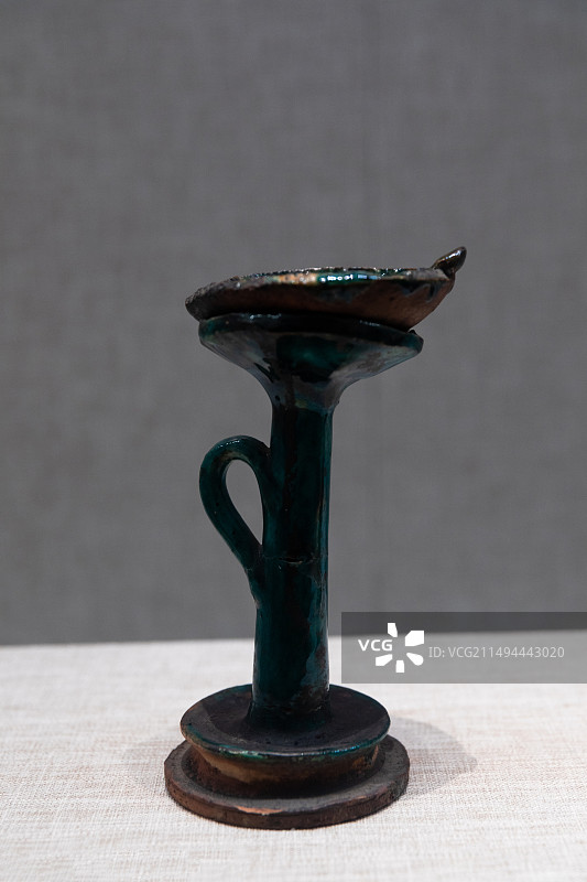 浙江省嘉兴海宁博物馆中国历代灯具展民国绿釉瓷灯 金山区博物馆藏图片素材