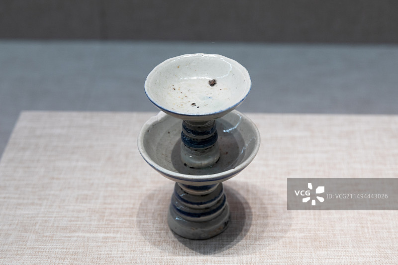 浙江省嘉兴海宁博物馆中国历代灯具展青花瓷烛台 金山区博物馆藏图片素材