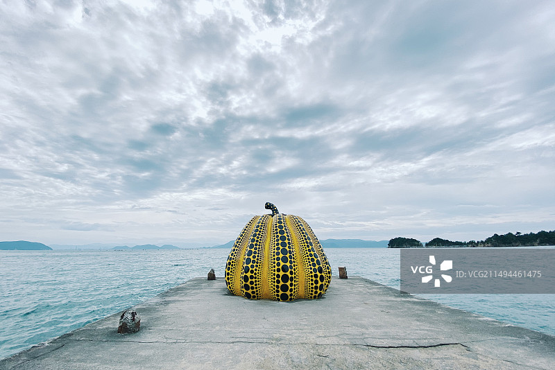 日本四国高松濑户内海直岛的海边南瓜艺术装置 草间弥生作品图片素材