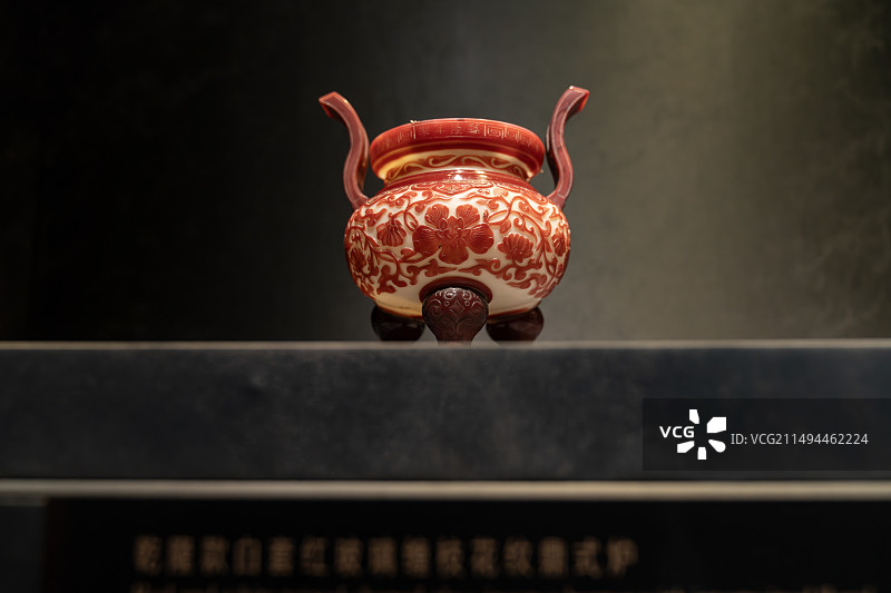 乾隆款白套红玻璃缠枝花纹鼎式炉  清代  故宫博物院藏图片素材