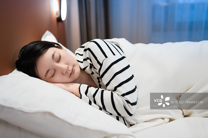 舒适现代卧室的宁静睡眠图片素材