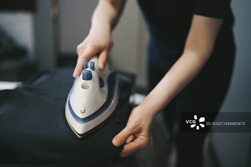 用熨烫来完善脆弱服装的艺术图片素材