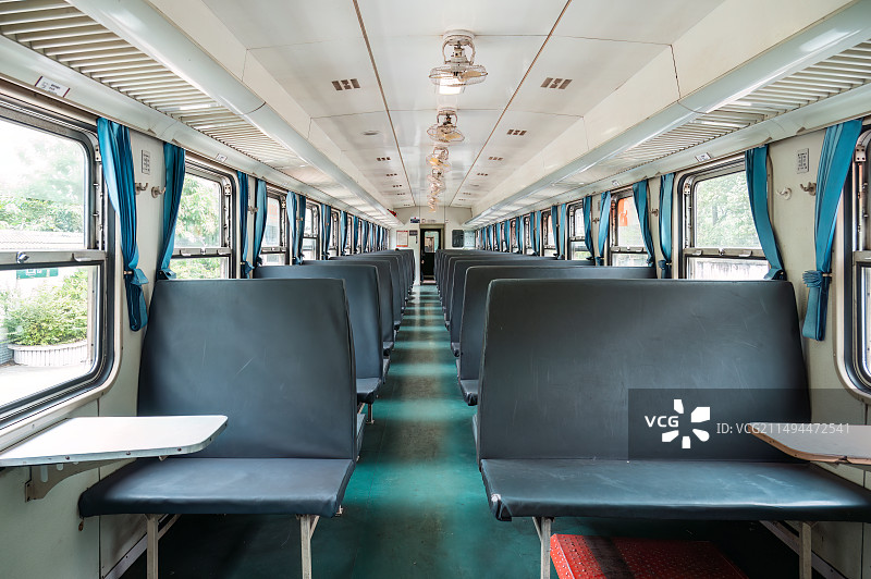 老式绿皮火车硬座车厢座椅图片素材