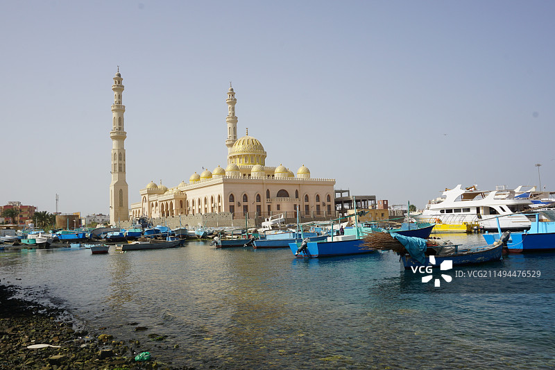 埃及红海海边的清真寺和渔船图片素材