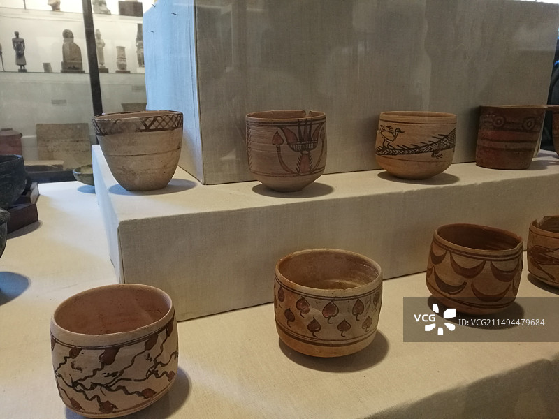 埃及博物馆内的陶罐图片素材