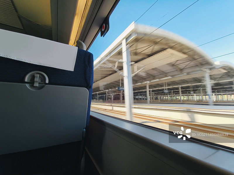 高铁快速通过沈阳南站图片素材