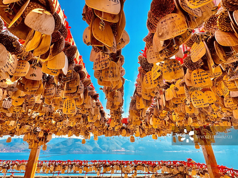 许愿牌，美好的愿望（拍摄于云南丽江泸沽湖里务比寺）图片素材