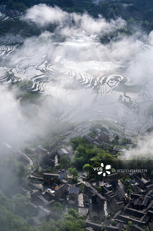 国家4A级景区重庆酉阳花田万亩梯田上的何家岩古寨图片素材