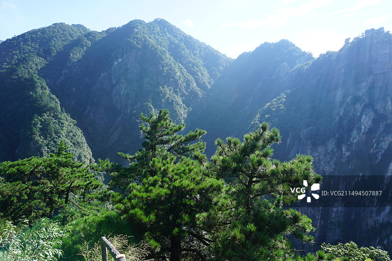 晴朗天空下的庐山石门涧群山图片素材