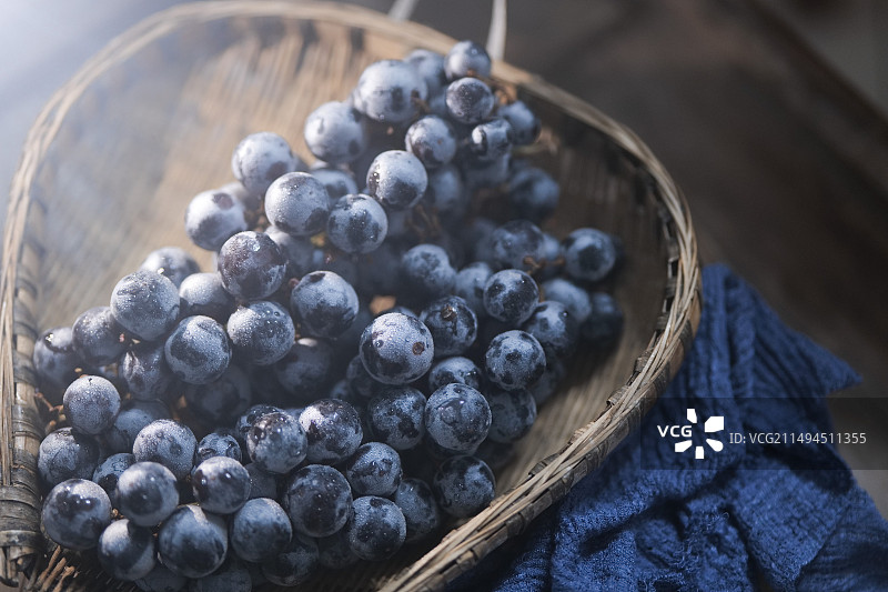 紫色无籽新鲜葡萄水果图片素材