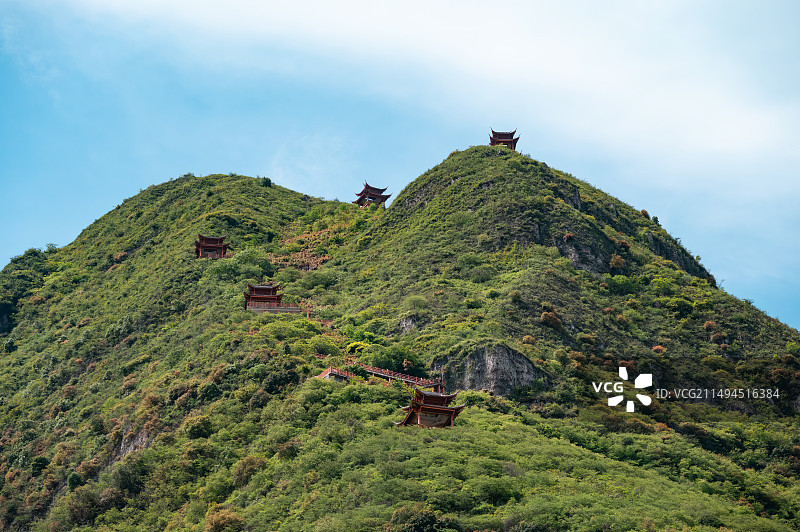 四川峨边彝族自治县背峰山上的景观亭图片素材