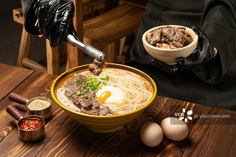 粉面饭 杀猪粉 猪杂面 牛腩面 猪红 湖南口味 胡椒面 小料 溏心蛋 猪腰面 杀猪饭图片素材