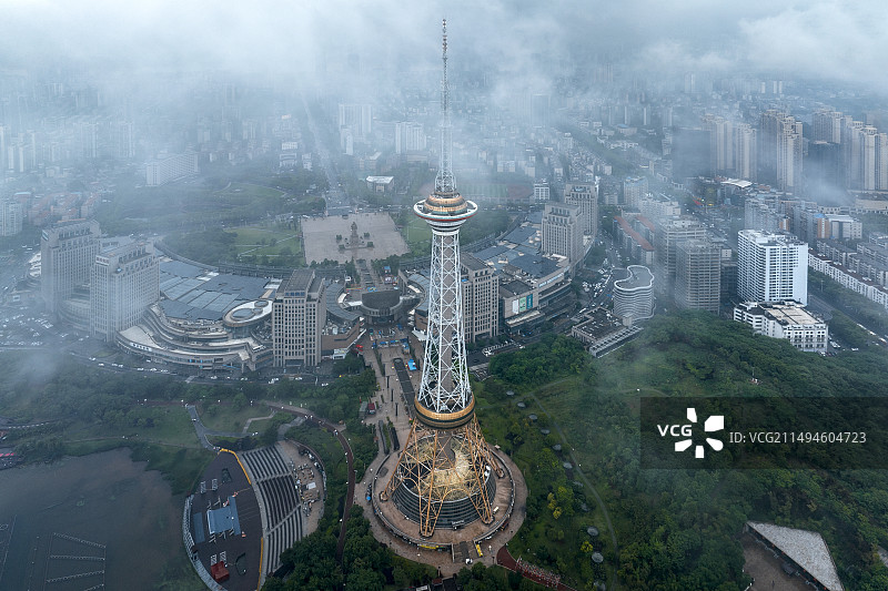 云雾中的株洲神农塔图片素材