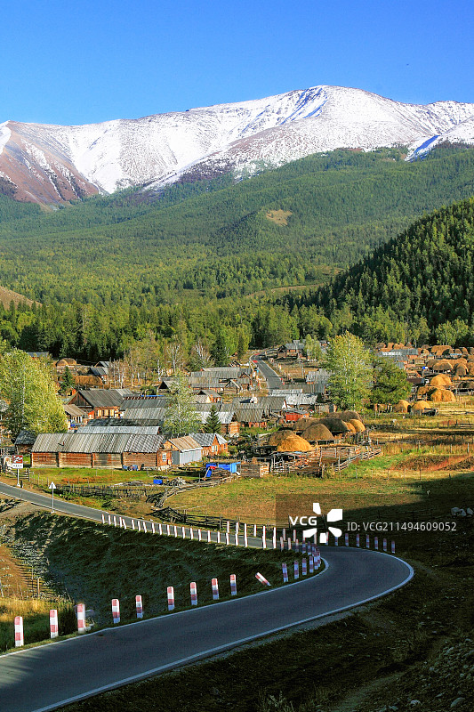 新疆阿勒泰地区“巴哈巴村”风光图片素材