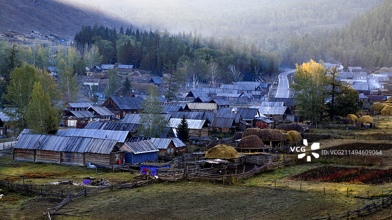 新疆阿勒泰地区“巴哈巴村”风光图片素材