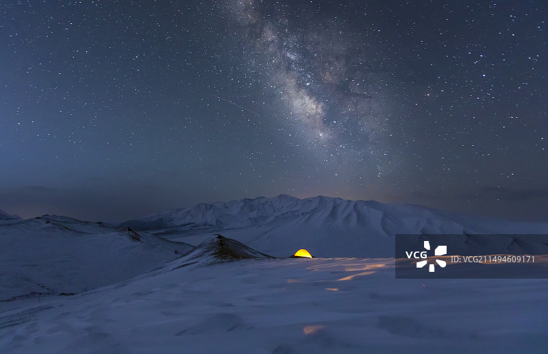 雪地里的一抹光图片素材
