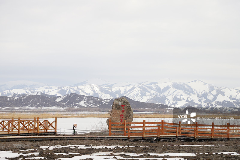 可可苏里湖边的雪山图片素材