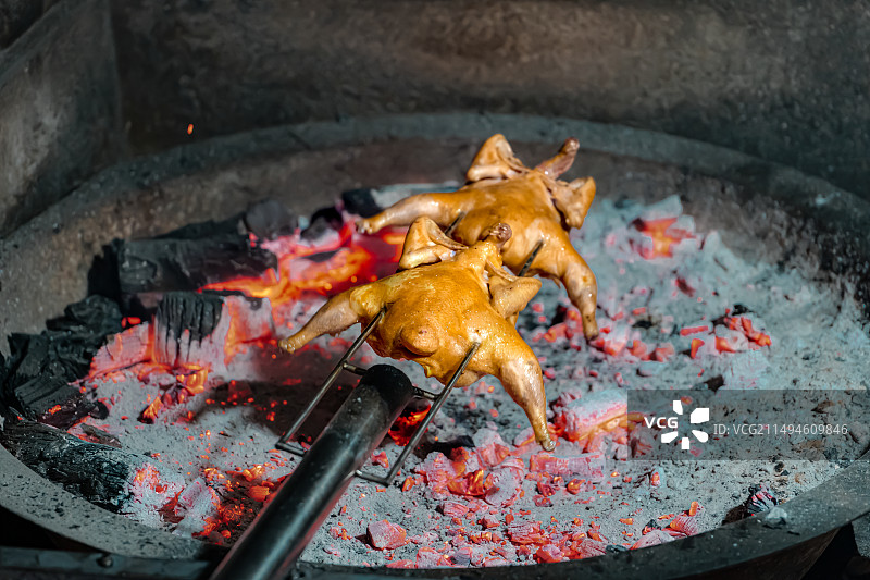 烧烤架上荔枝木烤鸡的高角度视图图片素材