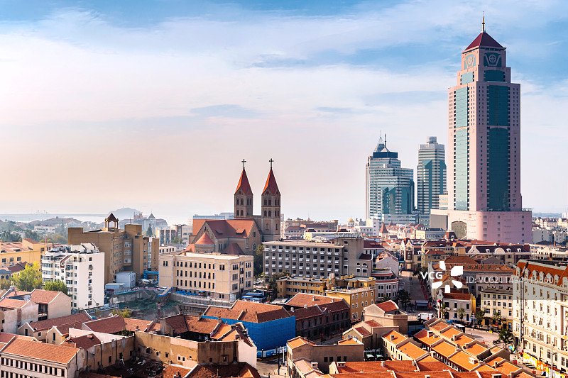 中国山东青岛天主教堂和城市天际线风光图片素材