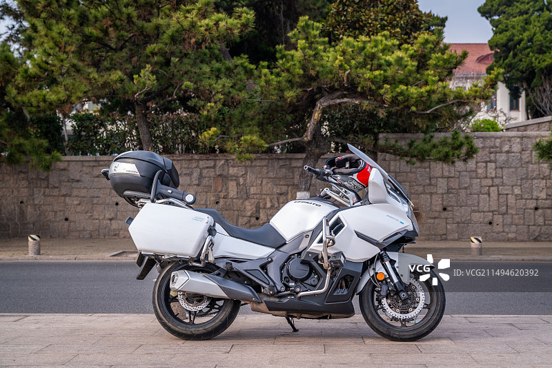 停放路边的白色机车图片素材