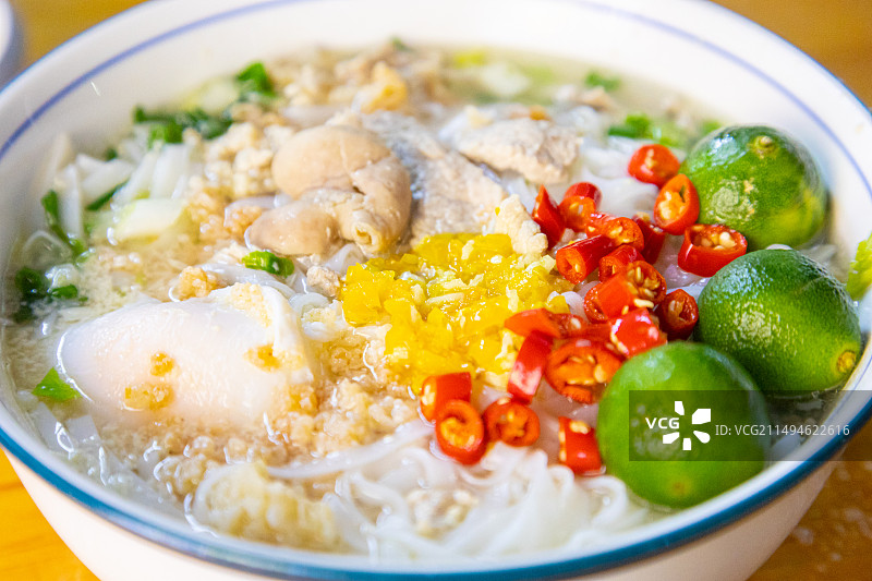 后安粉是海南万宁小吃，制作原料有猪骨、粉肠、大肠、猪内脏等图片素材