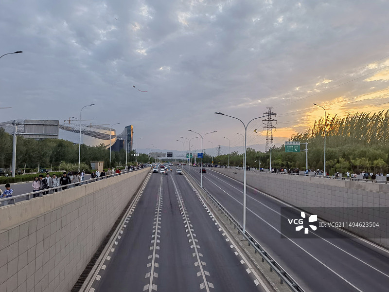 银川市览山公园附近沈阳路上的日落图片素材