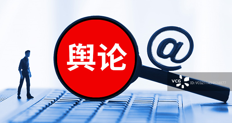 互联网放大镜上的文字概念舆论图片素材